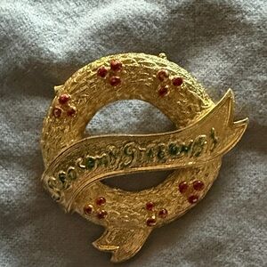 Elegant vintage Gerry’s Gold and Red Wreath Brooch